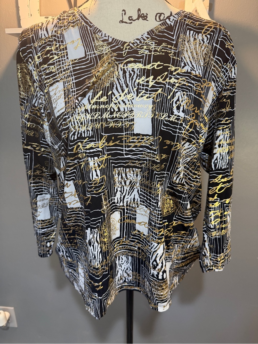 Alia Black White Long-Sleeve Graphic Top with Gold Script Sz PL